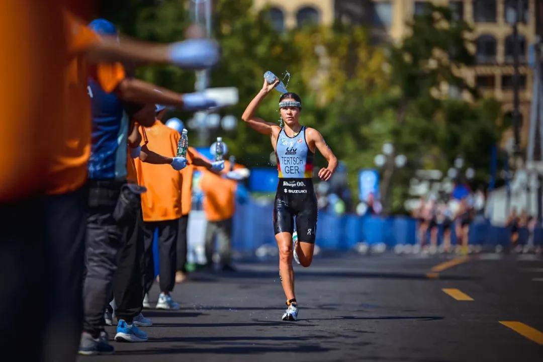 铁人三项比赛中选手艰苦拼搏,突破自我的简单介绍 铁人三项比赛中选手艰苦拼搏,突破自我的简单介绍