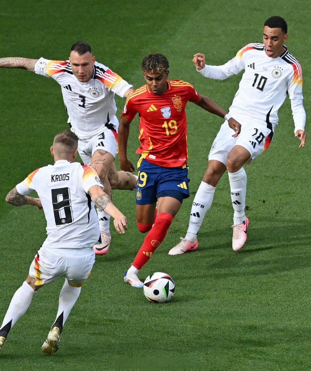 罗马队在德国足球联赛中蓬勃发展,跻身前列的简单介绍 罗马队在德国足球联赛中蓬勃发展,跻身前列的简单介绍