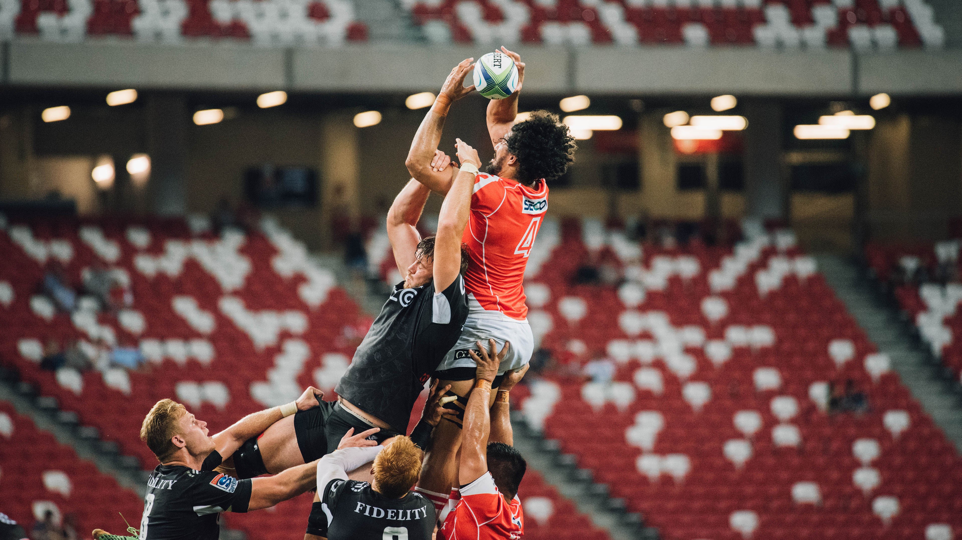 意甲焦点战之夜，伦纳德惊艳四座，当篮球巨星照亮绿茵场