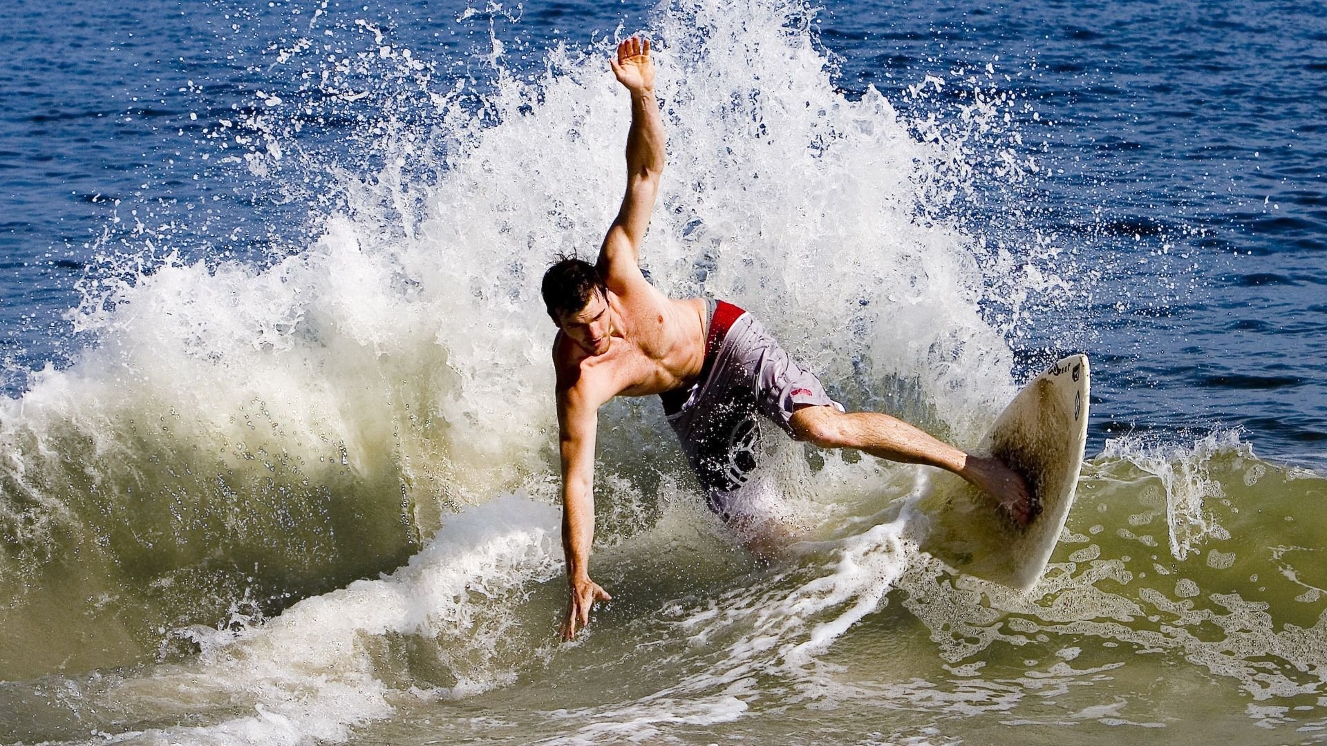 从绿茵场到国际舞台，阿圭罗的证明与伊拉克对洪都拉斯的强压外交