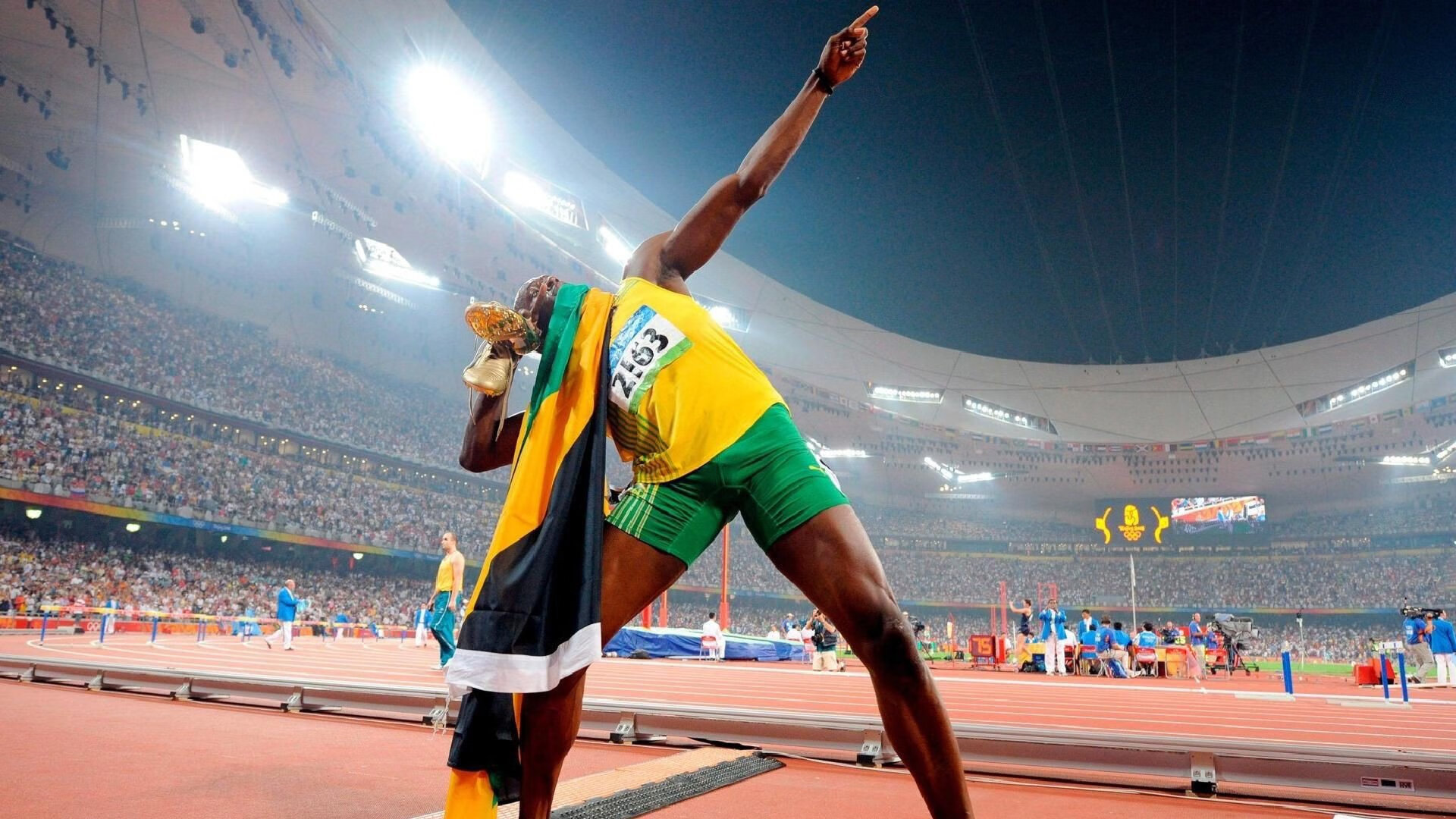 赛道上的血色反击，塞恩斯关键制胜，法拉利绝杀红牛王朝